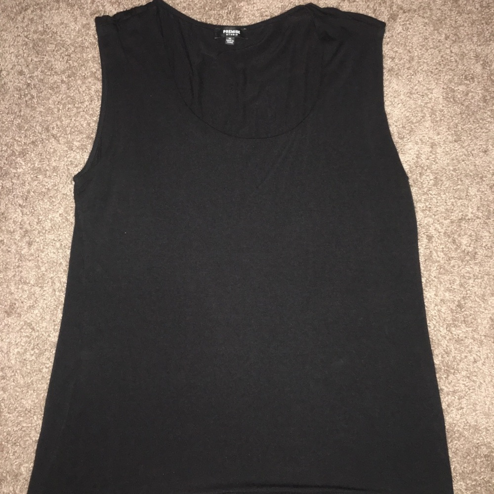 Scoop neck tank top.